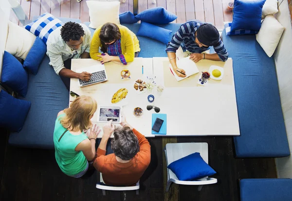 Étudiants apprenant ensemble — Photo