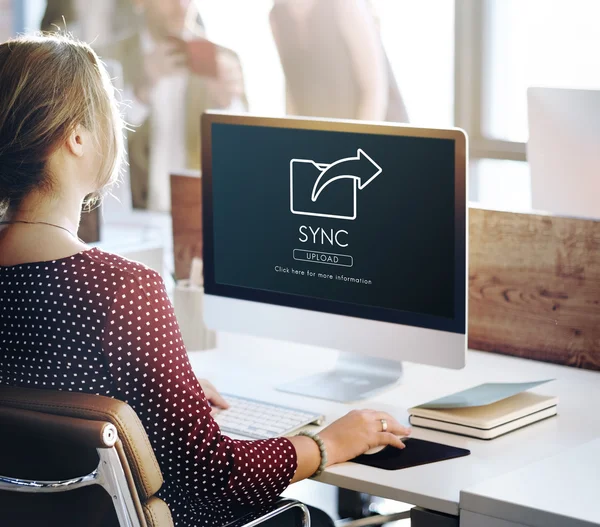 Businesswoman working on computer — Stock Photo, Image