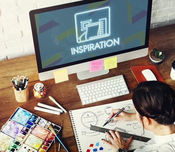 Mujer joven trabajando en estudio de diseño —  Fotos de Stock