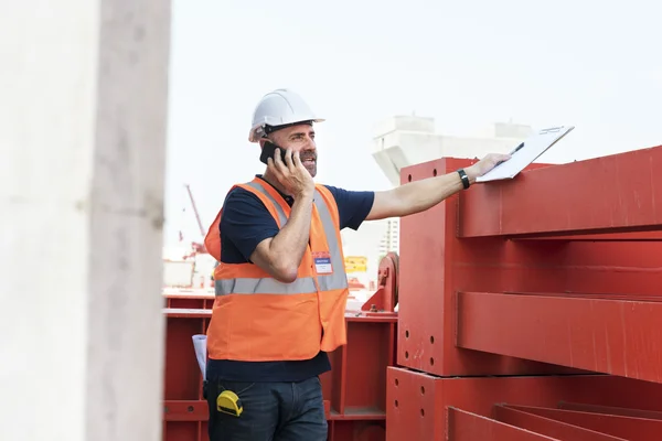 Trabajador de la construcción en territorio de construcción — Foto de Stock