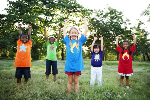 Multiethnische Kinder im Freien — Stockfoto