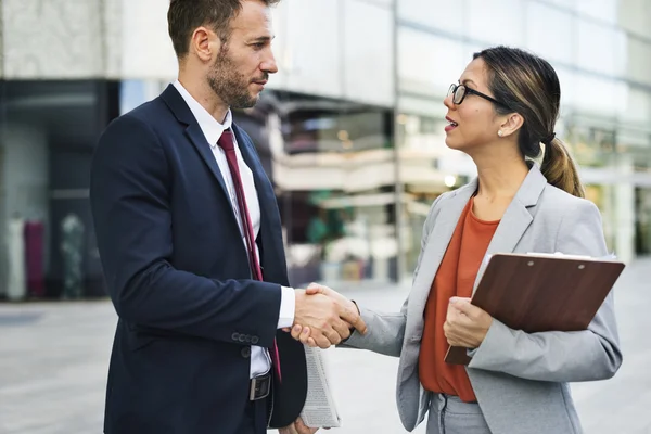 Geschäftsleute diskutieren gemeinsam — Stockfoto