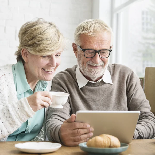 Senioren nutzen digitales Tablet — Stockfoto