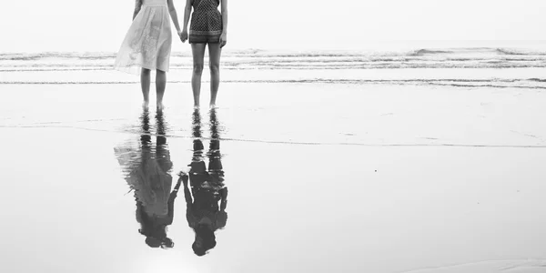 Vrouwen blote voeten op het strand — Stockfoto