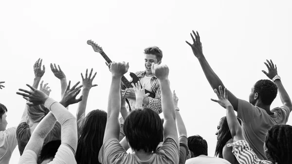 Grupp människor på konsert — Stockfoto