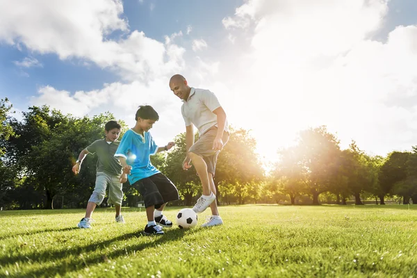 Baba oğlu ile futbol oynarken — Stok fotoğraf