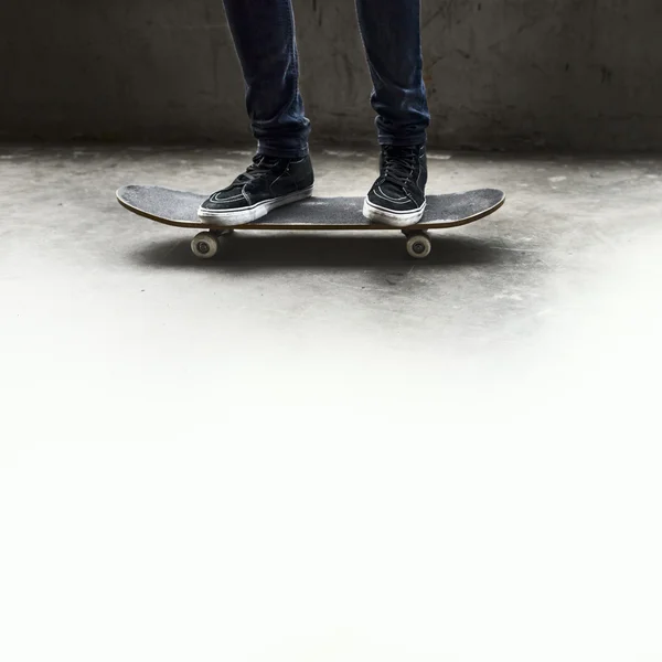 Ο άνθρωπος ιππασία skateboard — Φωτογραφία Αρχείου