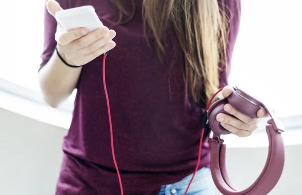 Nuori nainen kuuntelee musiikkia — kuvapankkivalokuva