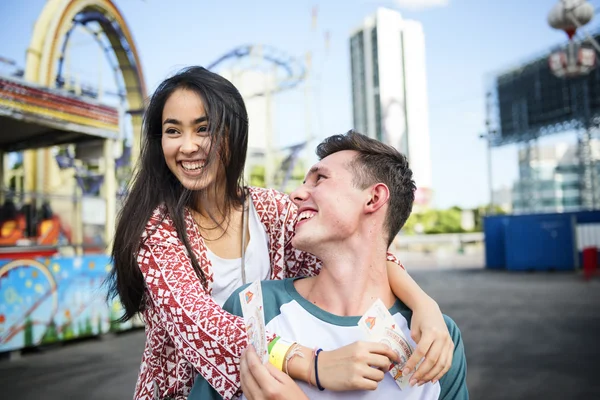 Belo casal namoro no parque de diversões — Fotografia de Stock