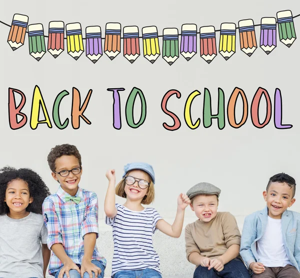 Birlikte oynayan neşeli çocuklar var