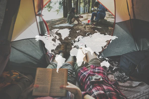 Amigos relaxando na tenda — Fotografia de Stock