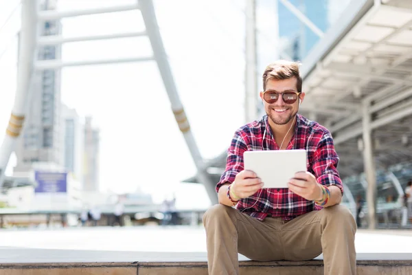 Hombre joven en auriculares —  Fotos de Stock