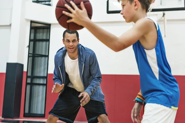 Homem e menino jogando basquete — Fotografia de Stock
