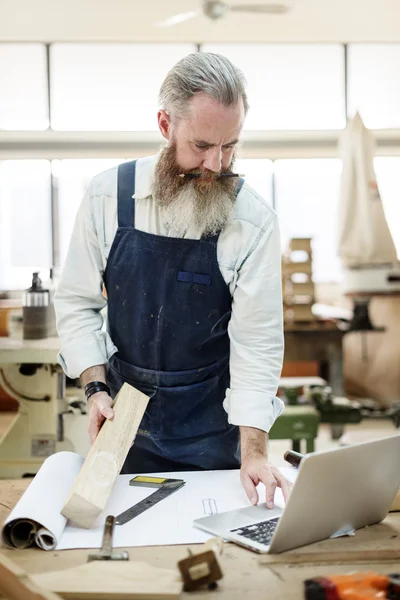 Ambachtsman werkzaam in werkplaats — Stockfoto