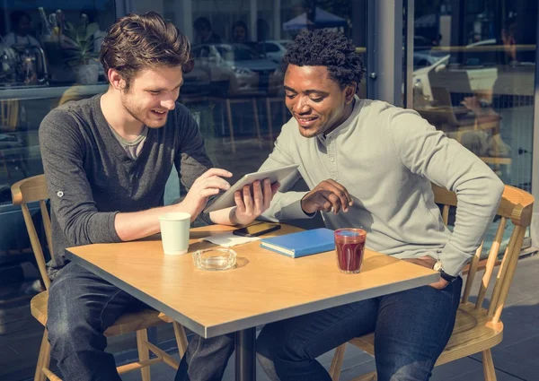 Freunde mit Tablet — Stockfoto