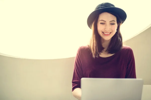 Mulher navegando com laptop — Fotografia de Stock