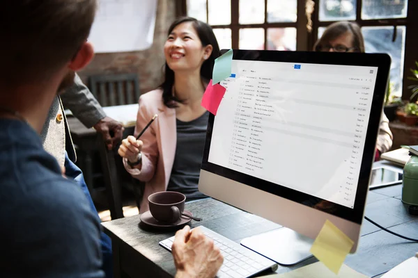 Uomini d'affari che parlano di lavoro — Foto Stock