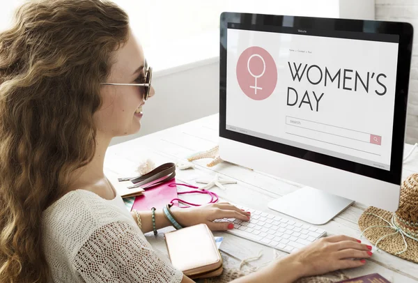 Mujer en la oficina trabajando con el ordenador —  Fotos de Stock