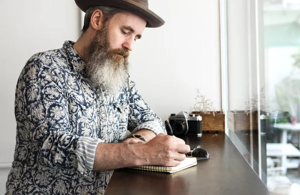 Uomo con barba note di scrittura — Foto Stock