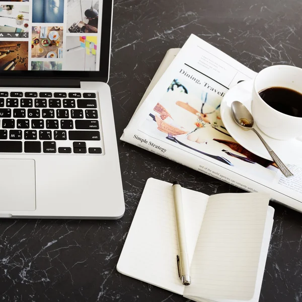 Laptop auf Tisch mit Kaffeetasse — Stockfoto