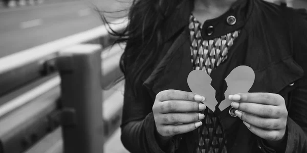 Femeie cu hart rupt în mâini — Fotografie, imagine de stoc