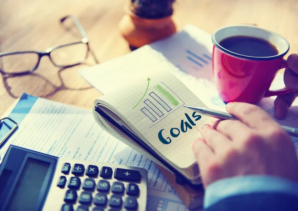 Hombre escribiendo notas en cuaderno —  Fotos de Stock