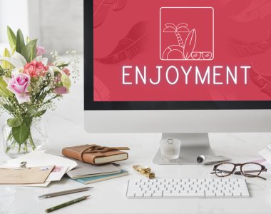 ekrandaki bilgileri ile dizüstü bilgisayar