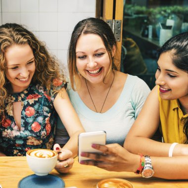 Kahve İçen Kadınlar