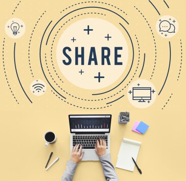 laptop ile çalışan kişi 