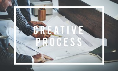 Tartışırken meslektaşları ve yaratıcı süreç