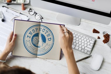 Kadın holding günlük notlar ile