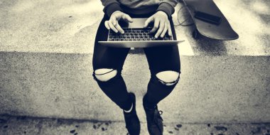 dizüstü bilgisayar ile şık kaykaycı 