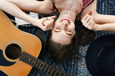 gitar ile güzel bir kadın