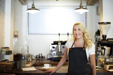 Kafede çalışan kadın barista