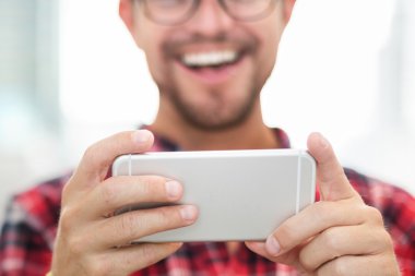 Akıllı telefon kullanan adam 