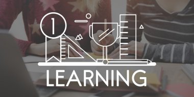 Öğrenci kızlar ev görev yapıyor