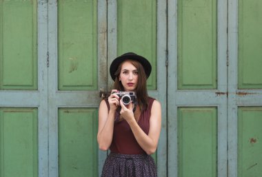 kamera ile şapkalı güzel kadın