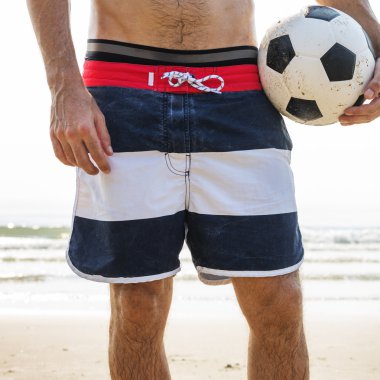 Adam topu ile sahilde