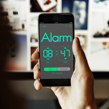 Cep telefonu kullanan adam 