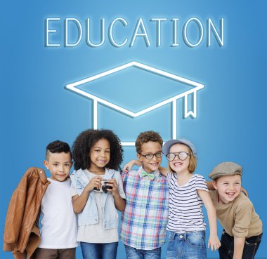 Birlikte oynayan neşeli çocuklar var