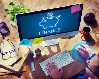 Bilgisayar kullanan adam 