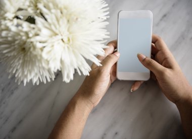 Akıllı telefon kullanan kadın