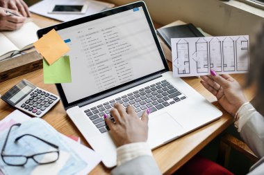 tipik dizüstü klavye üzerinde ofis çalışanı