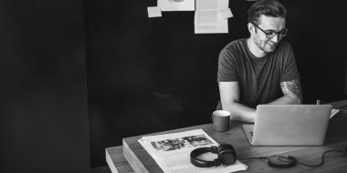 Dizüstü bilgisayarda çalışan adam