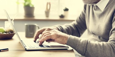 Kıdemli dijital dizüstü bilgisayar kullanan adam 