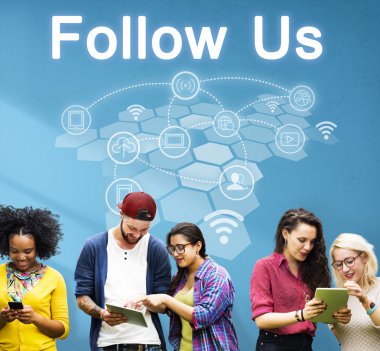 İnsanlar internet'te sörf 