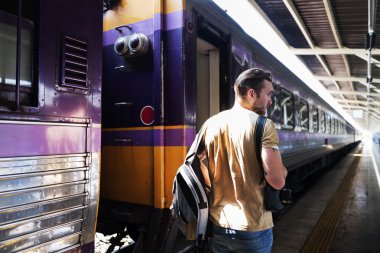 Adam kameraya tren istasyonu ile