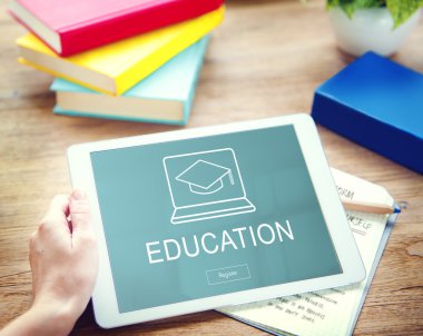 Dijital tablet kullanan iş kadını