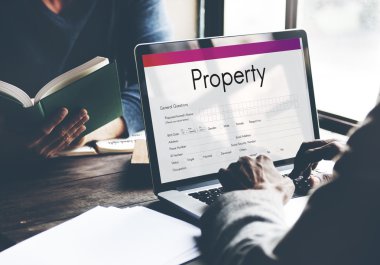 Dizüstü bilgisayarla çalışan adam