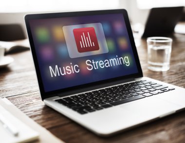 çalışma alanı tablo üstünde laptop  